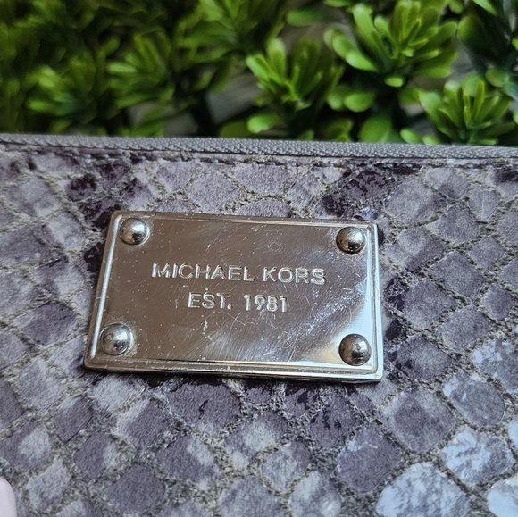 EUC Michael Kors grey snake print wristlet - Picture 9 of 13
